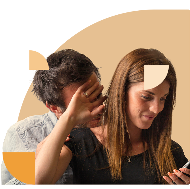 Man probeert mee te gluren terwijl een vrouw op haar telefoon kijkt, wat wijst op een schending van je privacy.