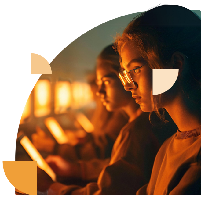 Foto's van jongeren die computers gebruiken tijdens een nachtelijke sessie, mogelijk betrokken bij hacktivisme-gerelateerde activiteiten.
