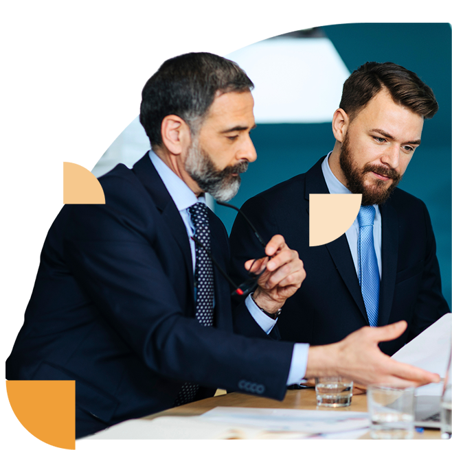 C-level management analyseert risico's en plannen voor cybersecurity binnen een organisatie.