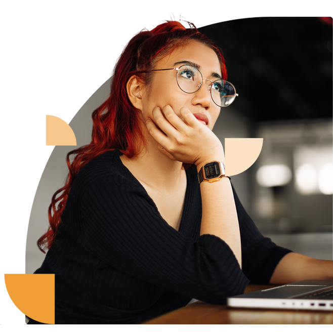 Vrouw met rode haren en bril die peinzend naast een laptop zit, passend bij het thema NIS2 en incidentmanagement binnen cybersecurity.