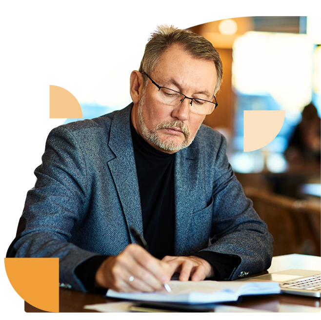 Ervaren zakenman krijgt training over CEO fraude phishing. Hij maakt aandachtig notities om zijn bedrijf beter te beschermen. 