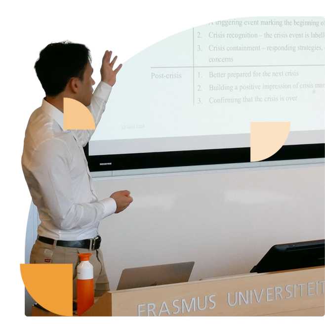 An expert presents the phases of a crisis simulation and related actions to prepare companies for emergencies.