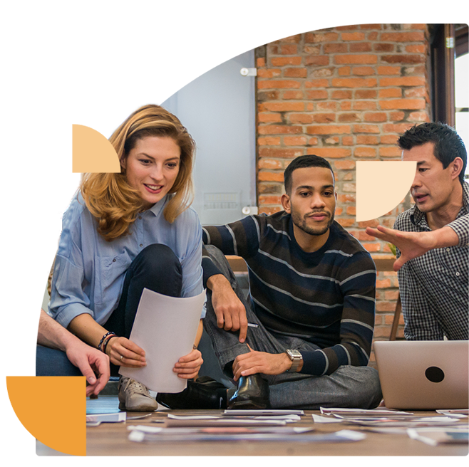 Een enthousiast team van medewerkers bespreekt ideeën voor cybersecurity maand in een informele kantooromgeving.