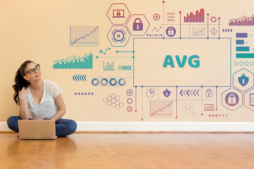 Vrouw zit met een laptop op de grond en kijkt op naar een muur vol met AVG- en privacygerelateerde elementen.