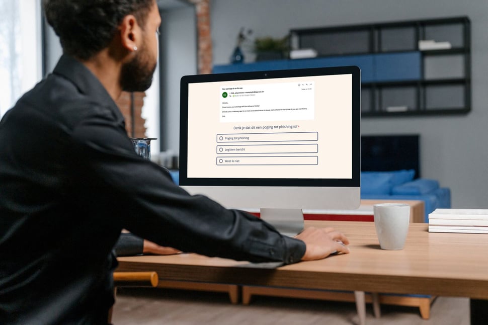 Een medewerker vult een enquête over phishing in, waardoor de Security Awareness Officer inzicht krijgt in de kennis van zijn doelgroep.