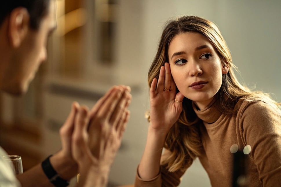 Een vrouw luistert niet naar een gesprekspartner, wat het belang van goede communicatie binnen een Security Awareness programma benadrukt.