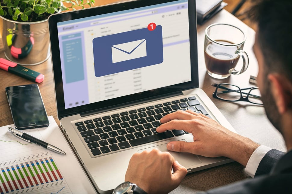 Een laptop waarop een e-mailmelding verschijnt, benadrukt de noodzaak voor een goed Security Awareness programma om cyberdreigingen te identificeren.