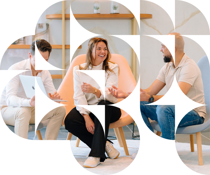 Collega’s lachen en overleggen tijdens actief meedoen aan een security awareness workshop.