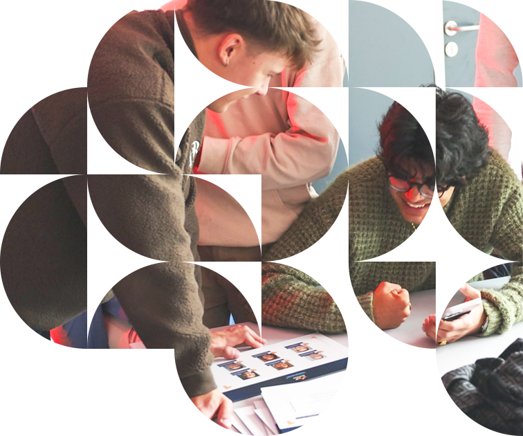 Blije medewerkers die de laatste opdracht van de cybersecurity escape room hebben voltooid.