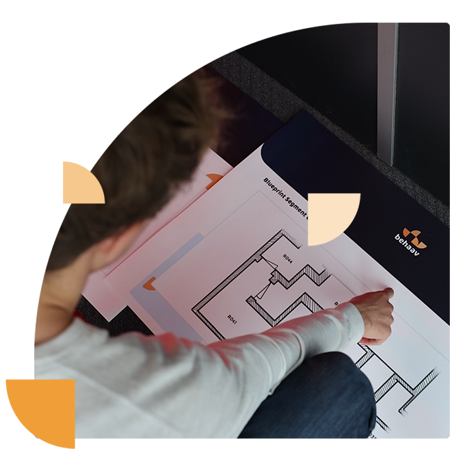 Een deelnemer van de cybersecurity escape room denkt na en zoekt een aanwijzing binnen een opdracht. 