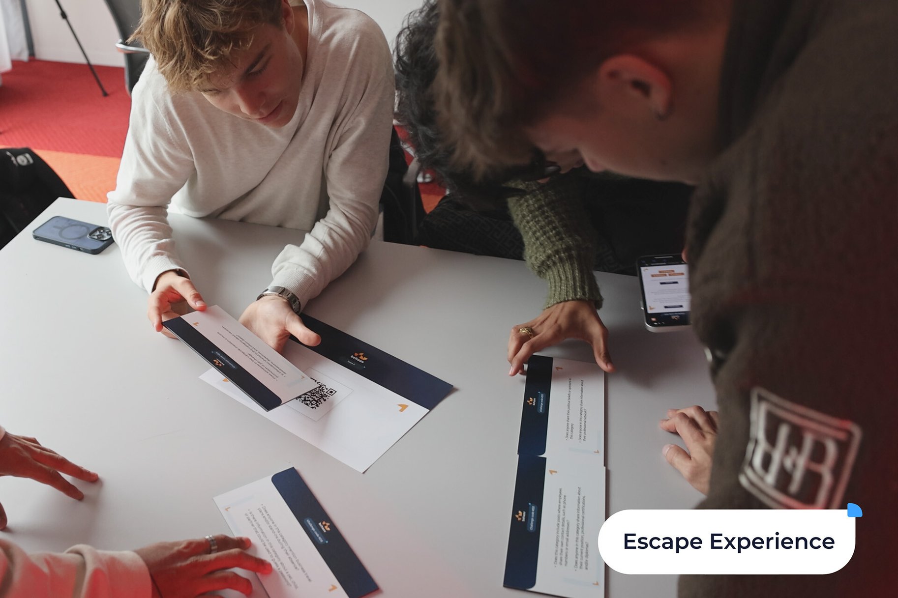 Video thumbnail van drie personen die de cybersecurity escape room experience van Behaav aan het spelen zijn.