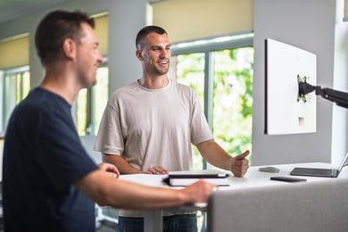Behaav-collega’s bespreken de voortgang van een awarenessprogramma
